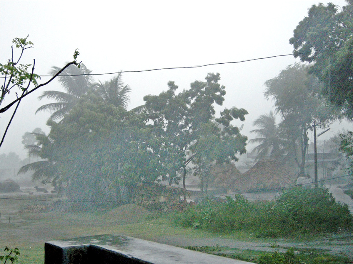 Heavy Rain Fall In Visakhapatanam - Sakshi2