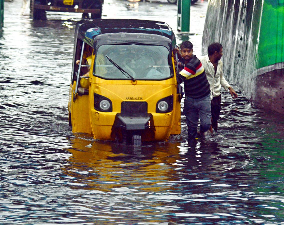 Heavy Rain Fall In Visakhapatanam - Sakshi1