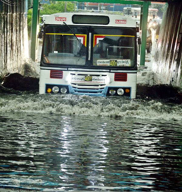 Heavy Rain Fall In Visakhapatanam - Sakshi11