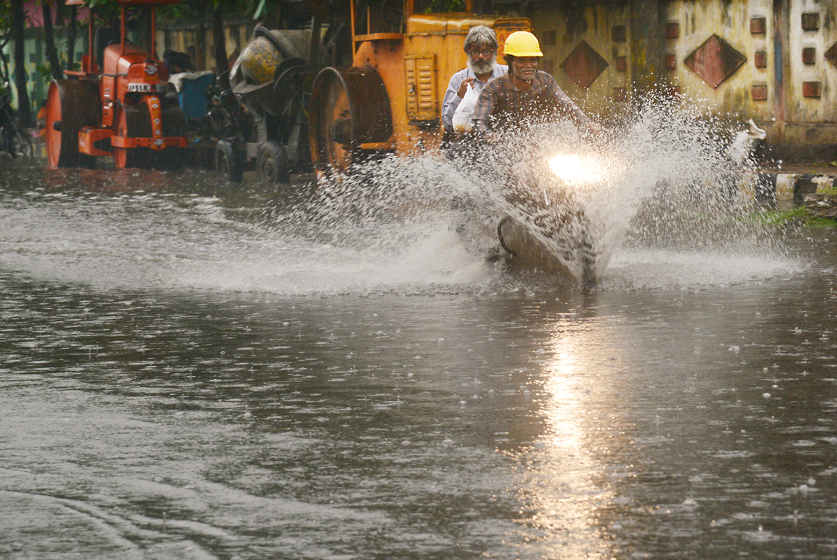 Heavy Rain Fall In Visakhapatanam - Sakshi19