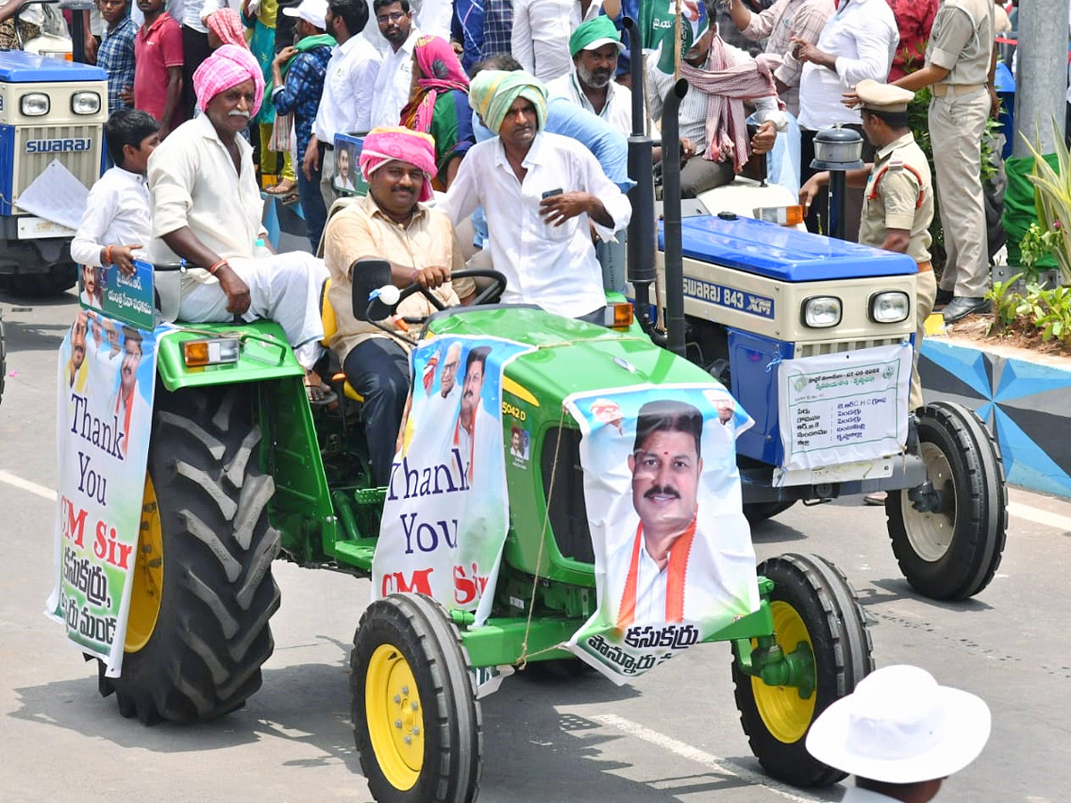 CM YS Jagan Launches YSR Yantra Seva Pathakam Tractors - Sakshi10