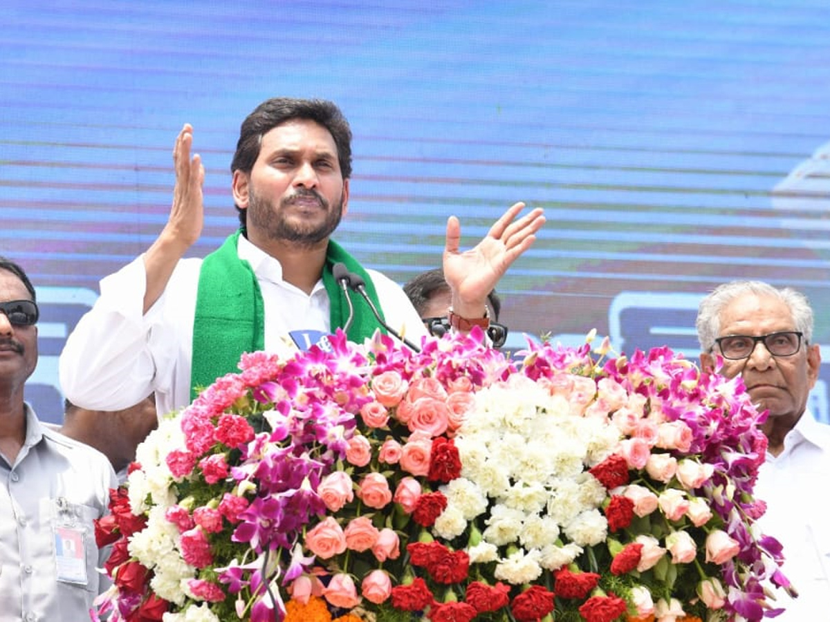 CM YS Jagan Launches YSR Yantra Seva Pathakam Tractors - Sakshi11