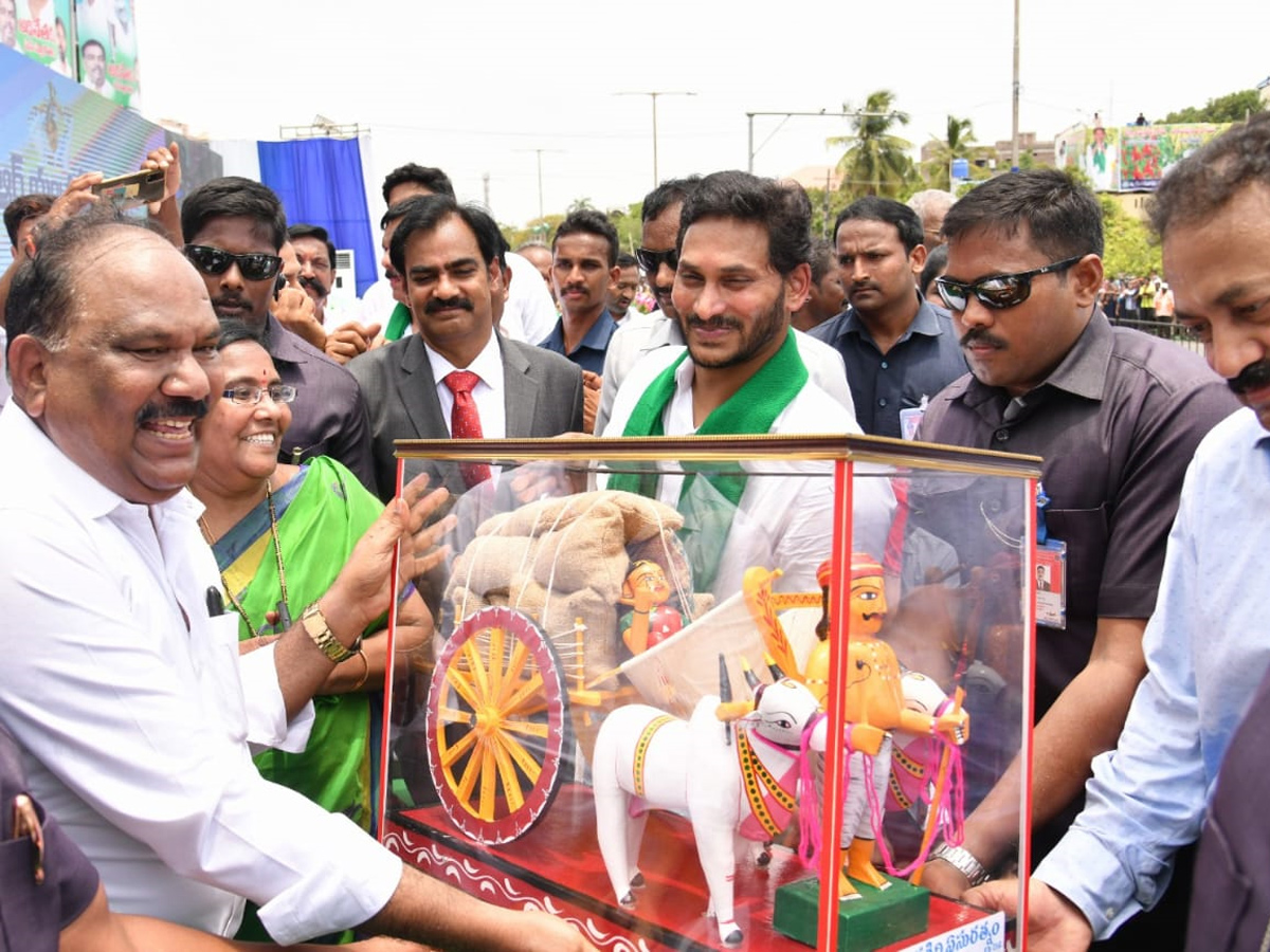 CM YS Jagan Launches YSR Yantra Seva Pathakam Tractors - Sakshi12