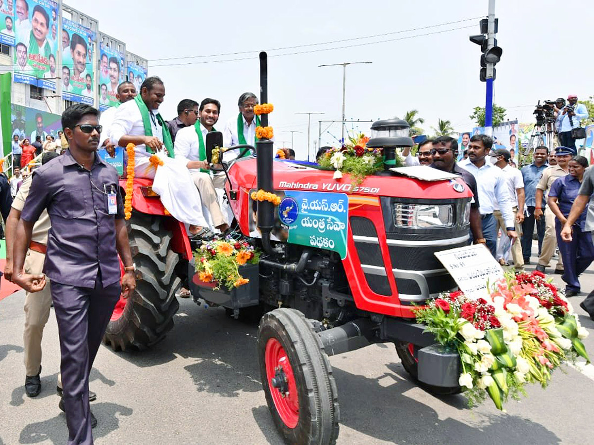 CM YS Jagan Launches YSR Yantra Seva Pathakam Tractors - Sakshi14