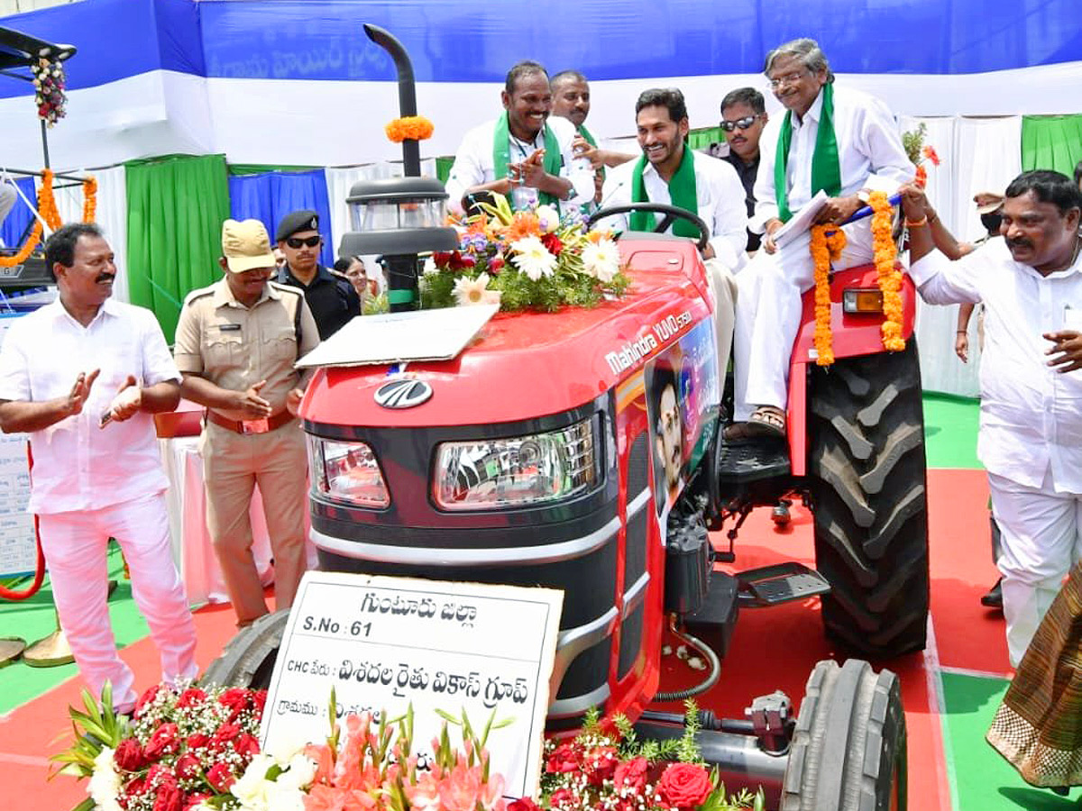 CM YS Jagan Launches YSR Yantra Seva Pathakam Tractors - Sakshi15