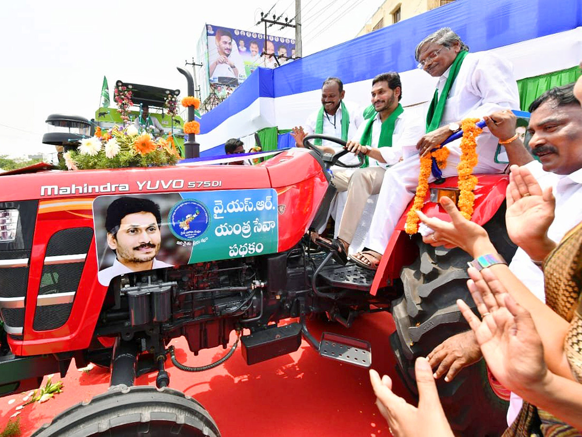 CM YS Jagan Launches YSR Yantra Seva Pathakam Tractors - Sakshi16