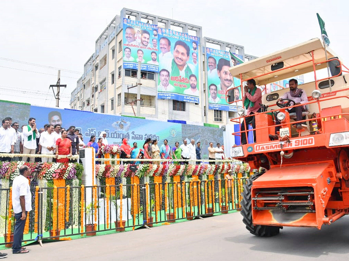 CM YS Jagan Launches YSR Yantra Seva Pathakam Tractors - Sakshi17