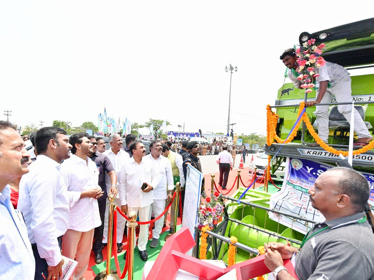 CM YS Jagan Launches YSR Yantra Seva Pathakam Tractors - Sakshi18