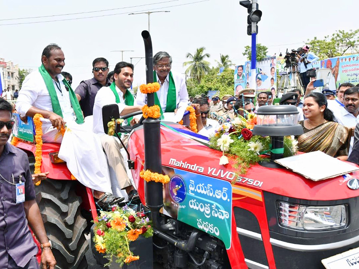 CM YS Jagan Launches YSR Yantra Seva Pathakam Tractors - Sakshi19