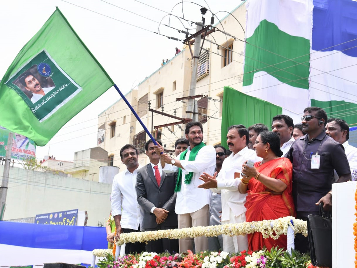 CM YS Jagan Launches YSR Yantra Seva Pathakam Tractors - Sakshi2