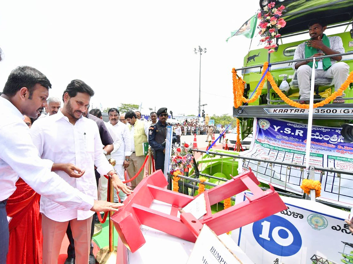 CM YS Jagan Launches YSR Yantra Seva Pathakam Tractors - Sakshi20