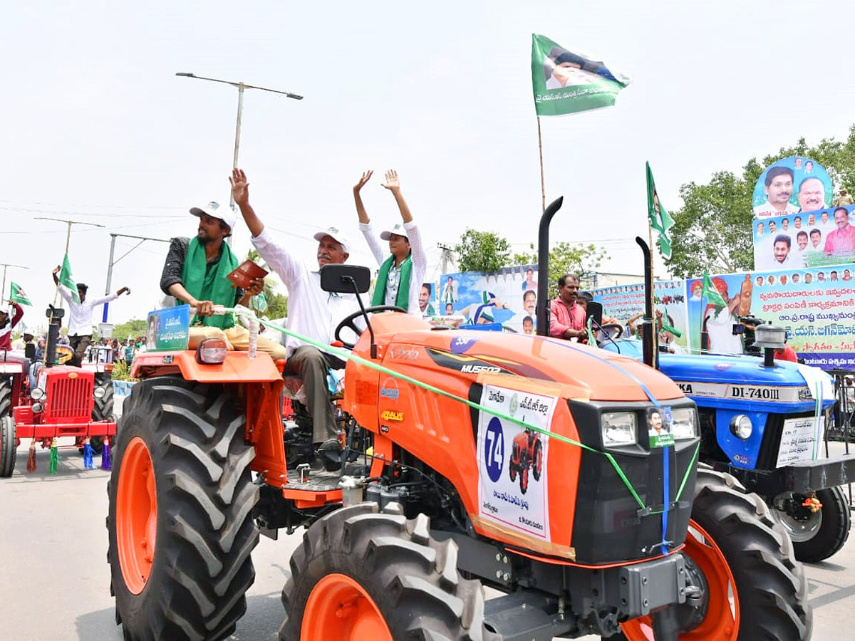 CM YS Jagan Launches YSR Yantra Seva Pathakam Tractors - Sakshi21