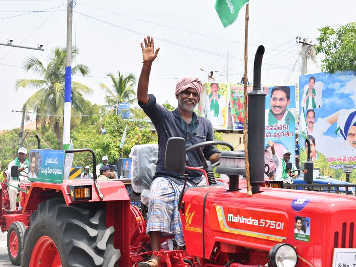 CM YS Jagan Launches YSR Yantra Seva Pathakam Tractors - Sakshi22