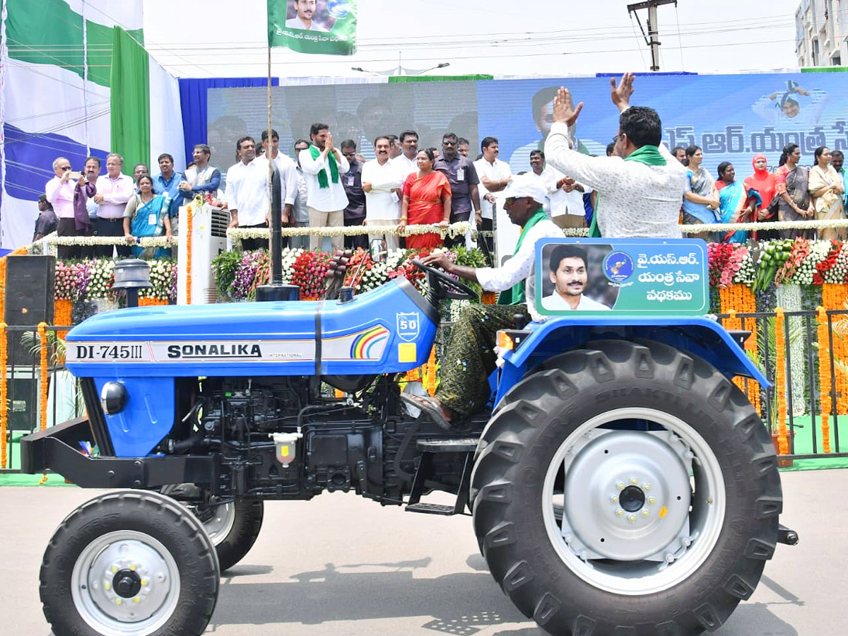 CM YS Jagan Launches YSR Yantra Seva Pathakam Tractors - Sakshi23