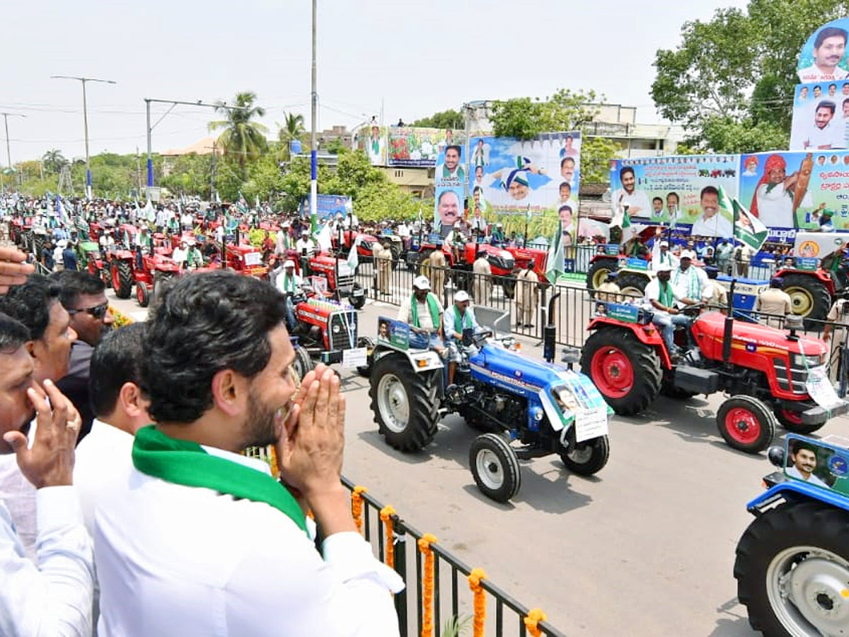 CM YS Jagan Launches YSR Yantra Seva Pathakam Tractors - Sakshi25