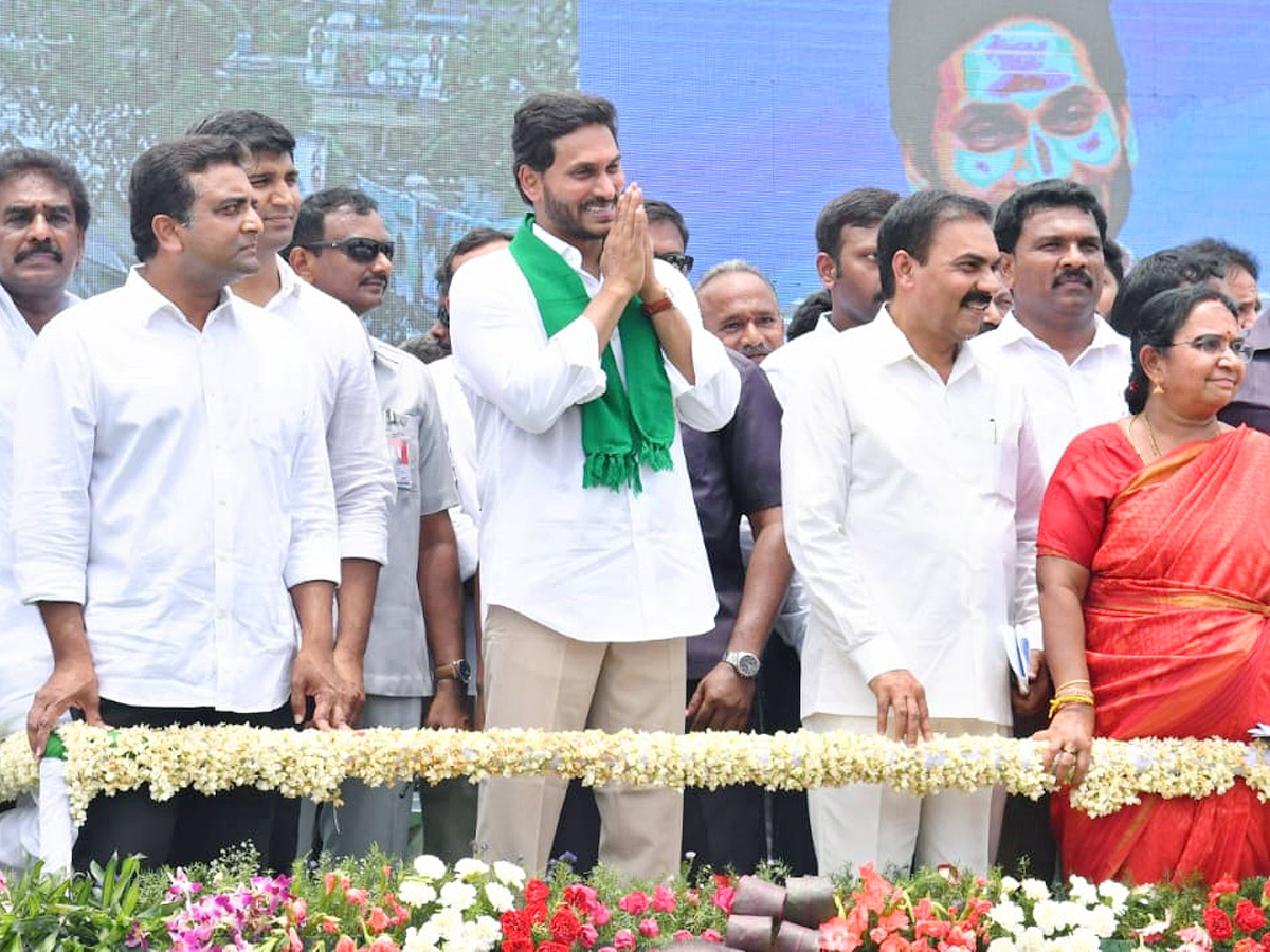 CM YS Jagan Launches YSR Yantra Seva Pathakam Tractors - Sakshi26