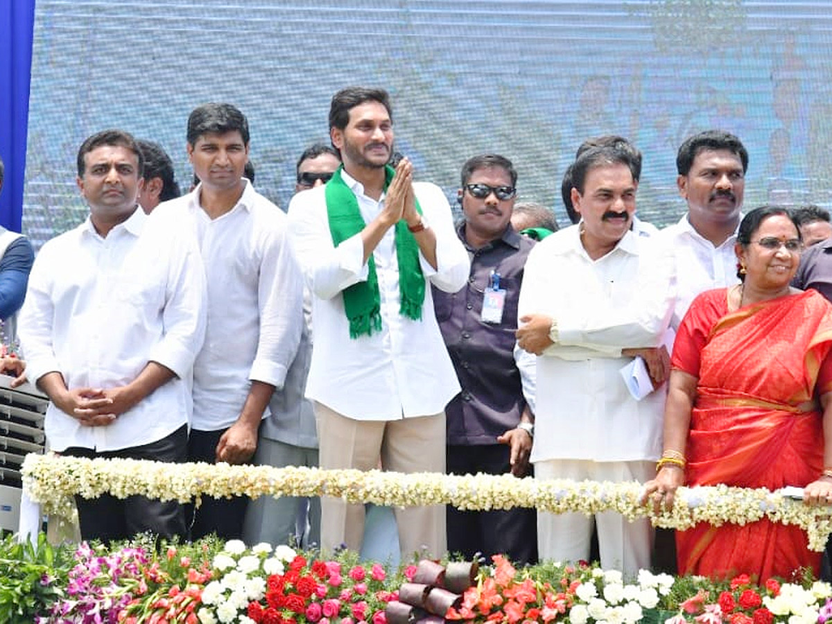 CM YS Jagan Launches YSR Yantra Seva Pathakam Tractors - Sakshi27