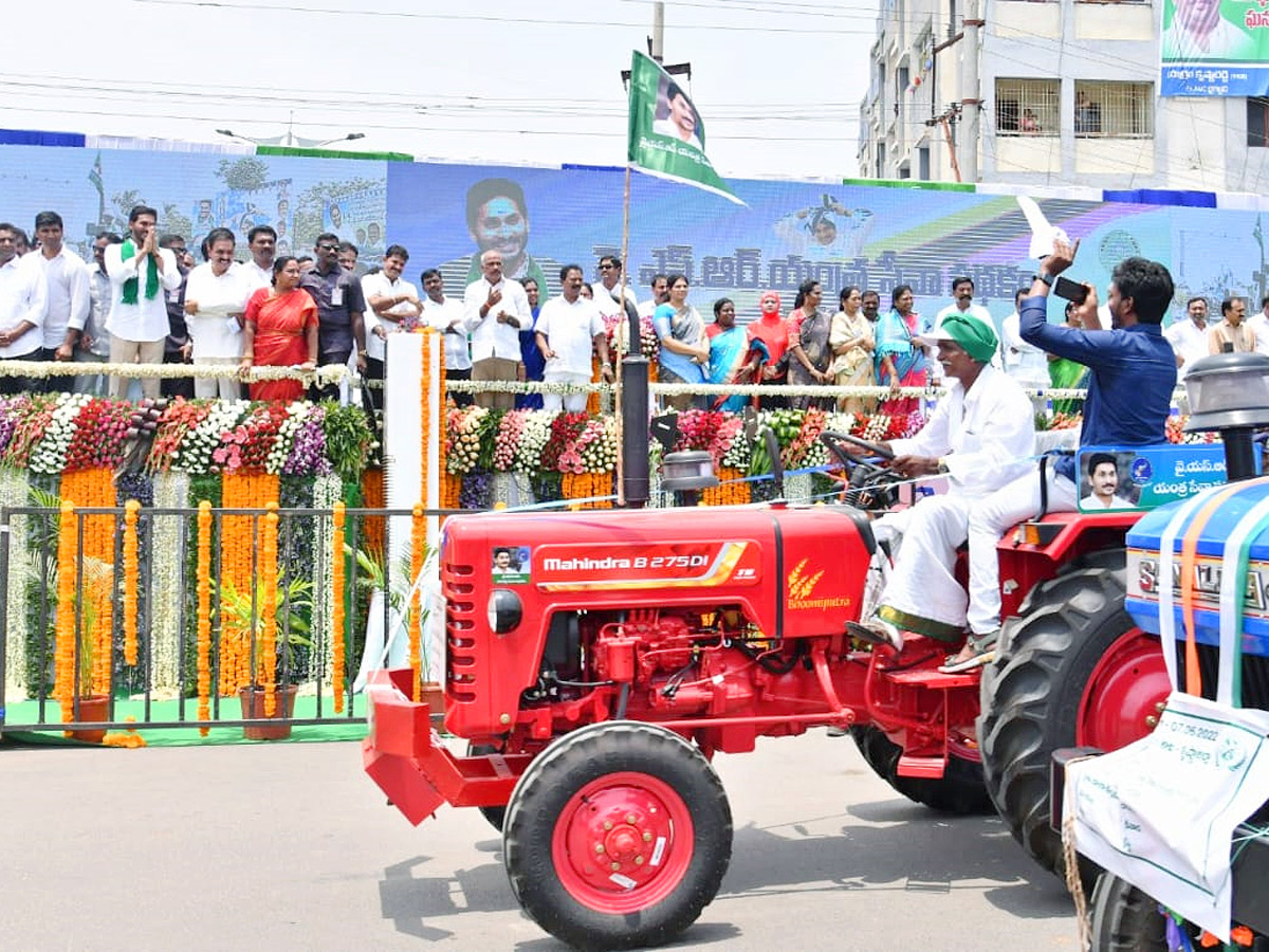 CM YS Jagan Launches YSR Yantra Seva Pathakam Tractors - Sakshi28