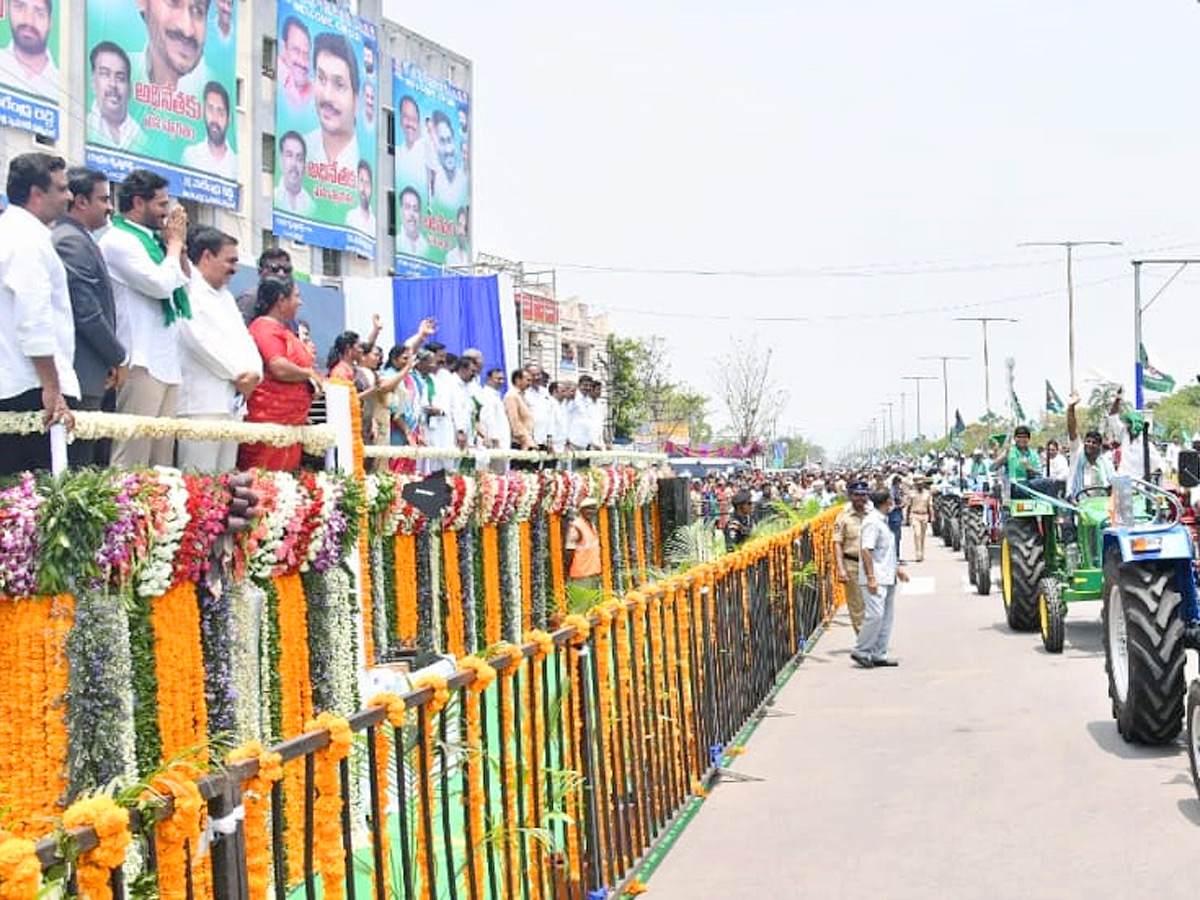 CM YS Jagan Launches YSR Yantra Seva Pathakam Tractors - Sakshi29