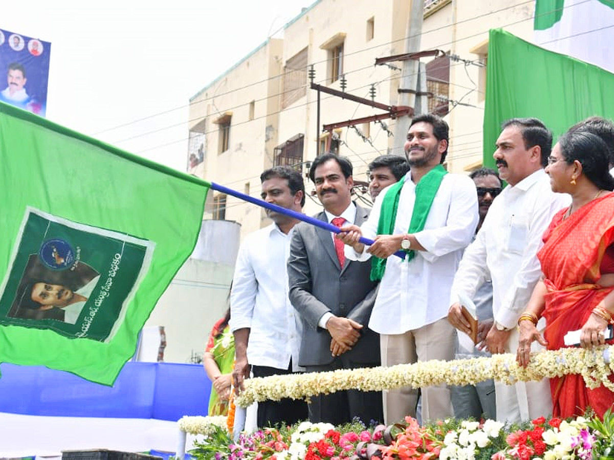 CM YS Jagan Launches YSR Yantra Seva Pathakam Tractors - Sakshi3