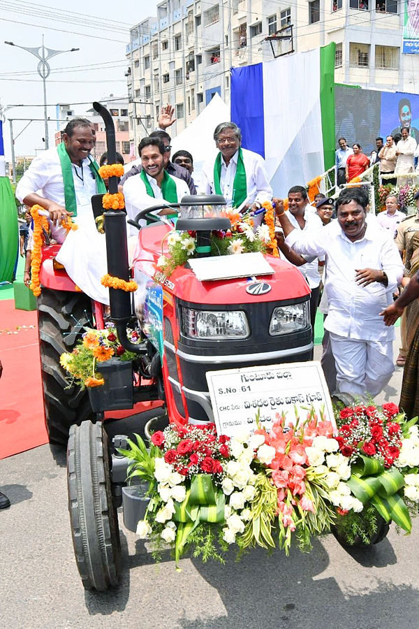 CM YS Jagan Launches YSR Yantra Seva Pathakam Tractors - Sakshi30