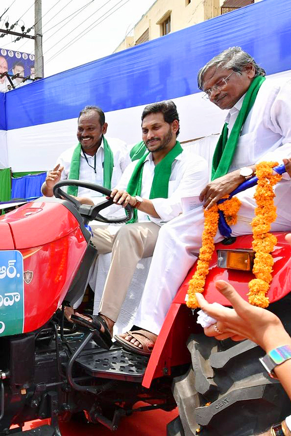 CM YS Jagan Launches YSR Yantra Seva Pathakam Tractors - Sakshi32