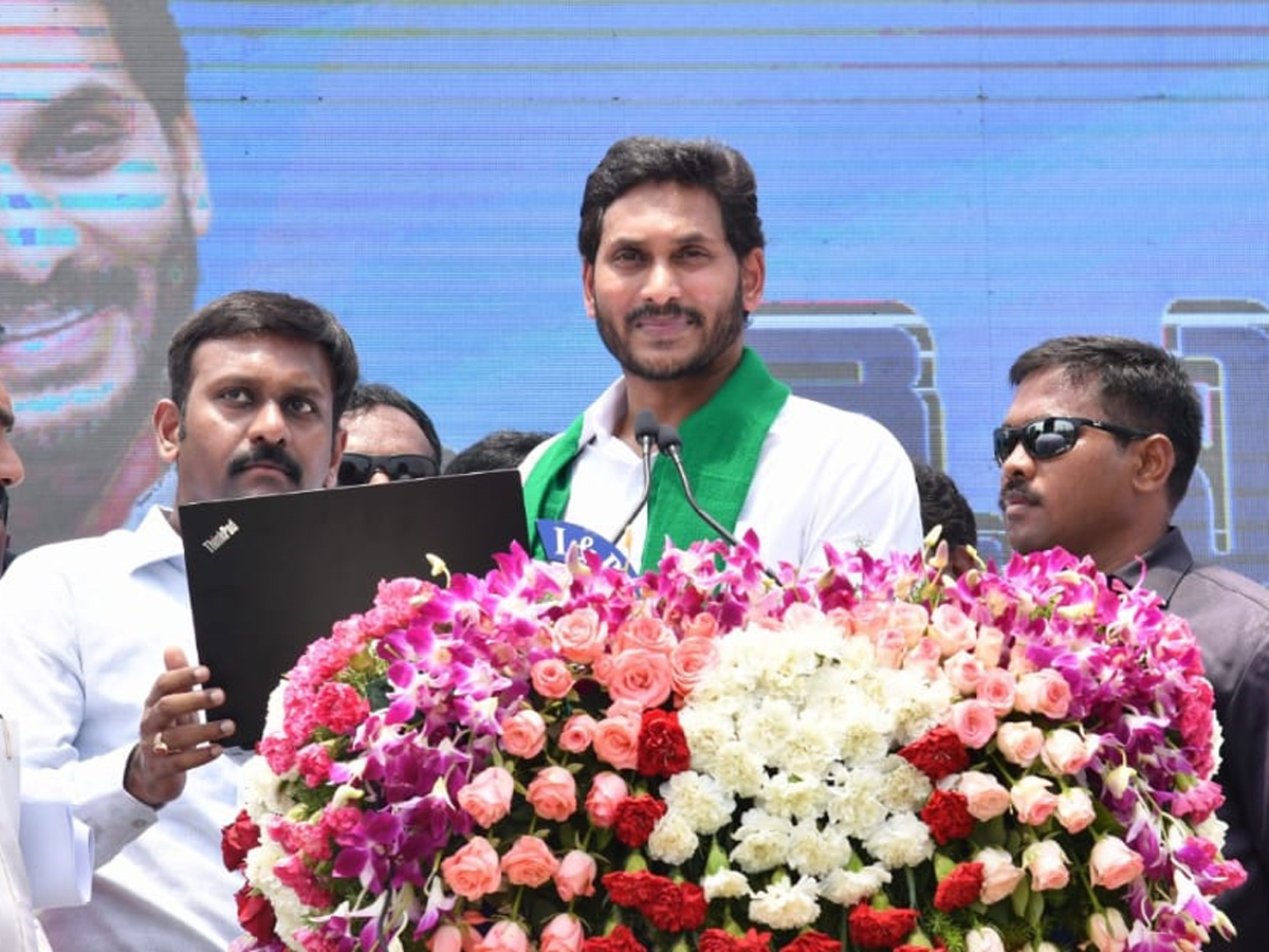 CM YS Jagan Launches YSR Yantra Seva Pathakam Tractors - Sakshi5