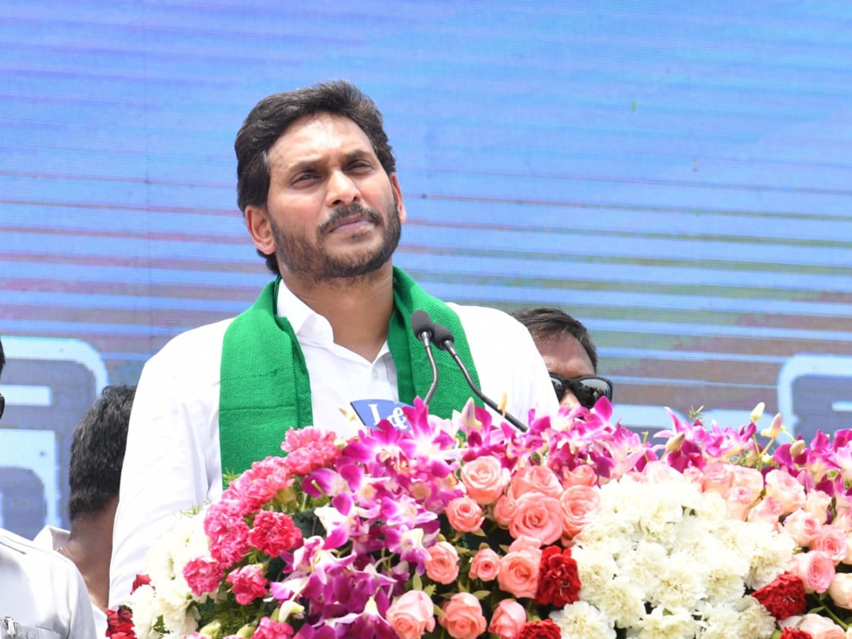 CM YS Jagan Launches YSR Yantra Seva Pathakam Tractors - Sakshi7