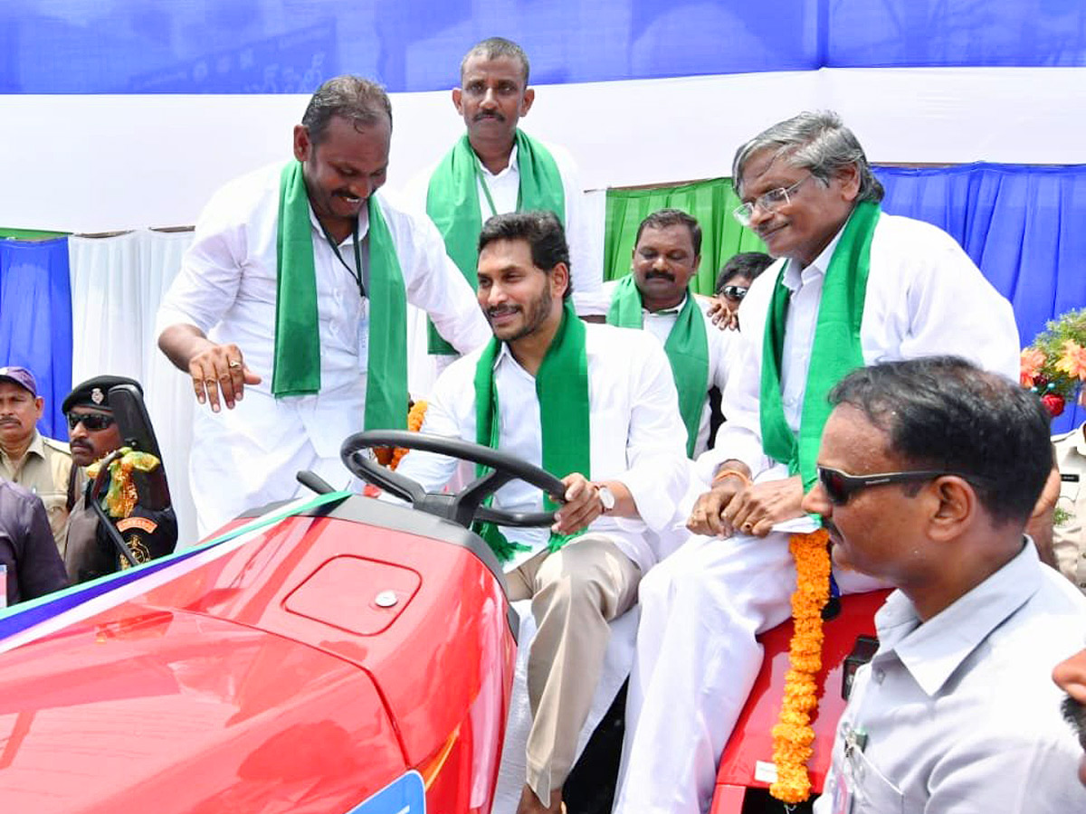 CM YS Jagan Launches YSR Yantra Seva Pathakam Tractors - Sakshi8