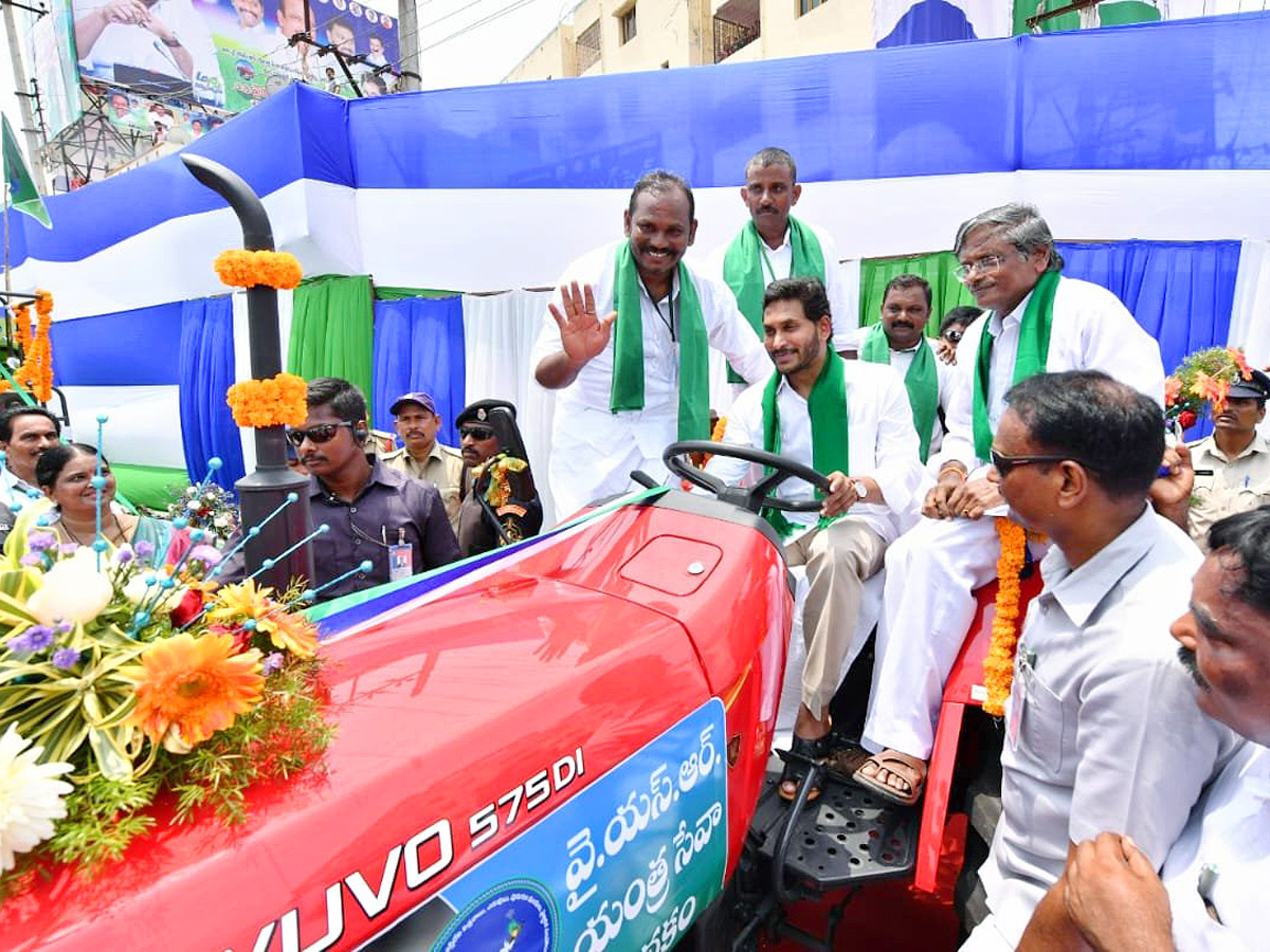 CM YS Jagan Launches YSR Yantra Seva Pathakam Tractors - Sakshi9