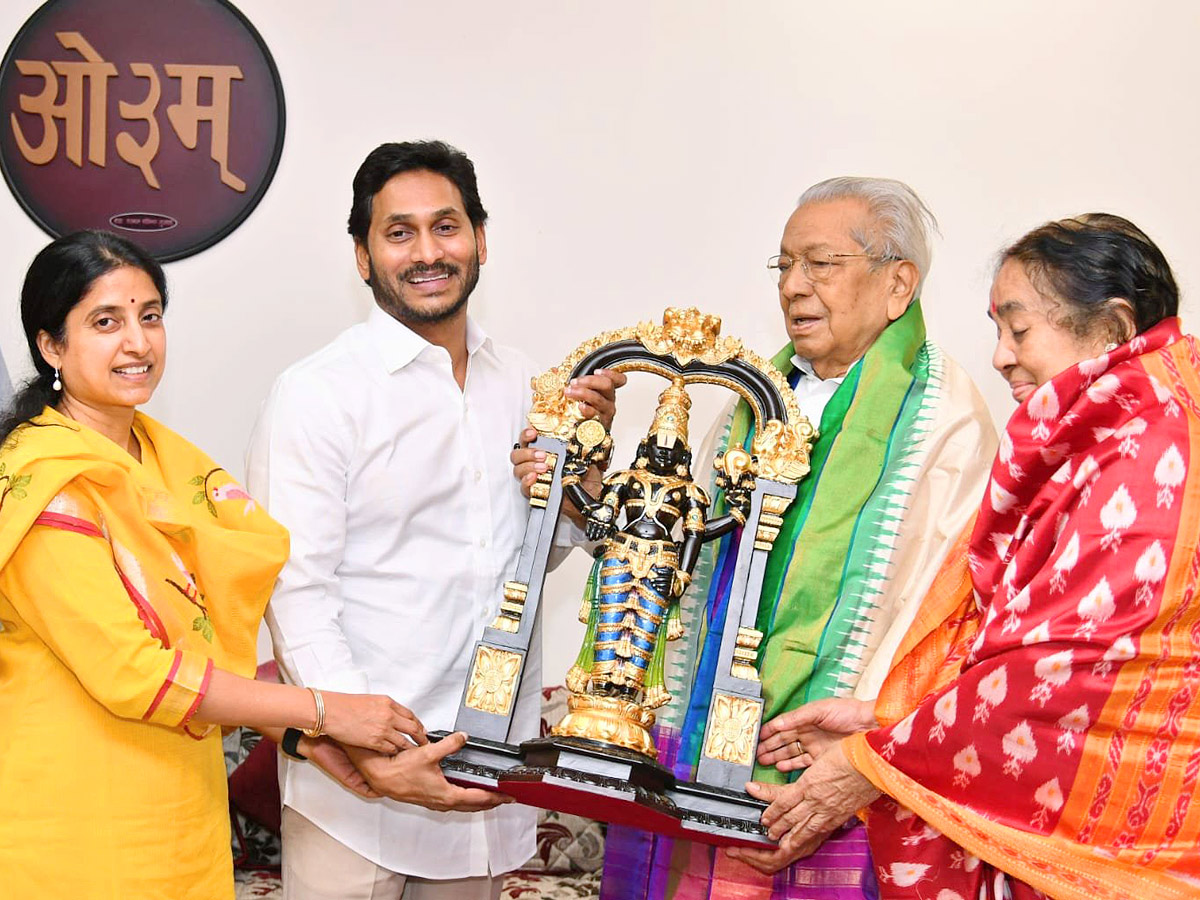 CM YS Jagan Meets AP Governor Biswabhusan Harichandan - Sakshi4