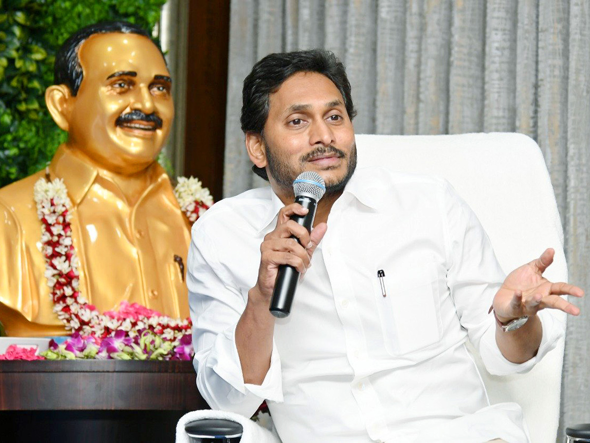 CM Jagan Review on Gadapa Gadapaku Mana Prabhutvam Work Shop - Sakshi10