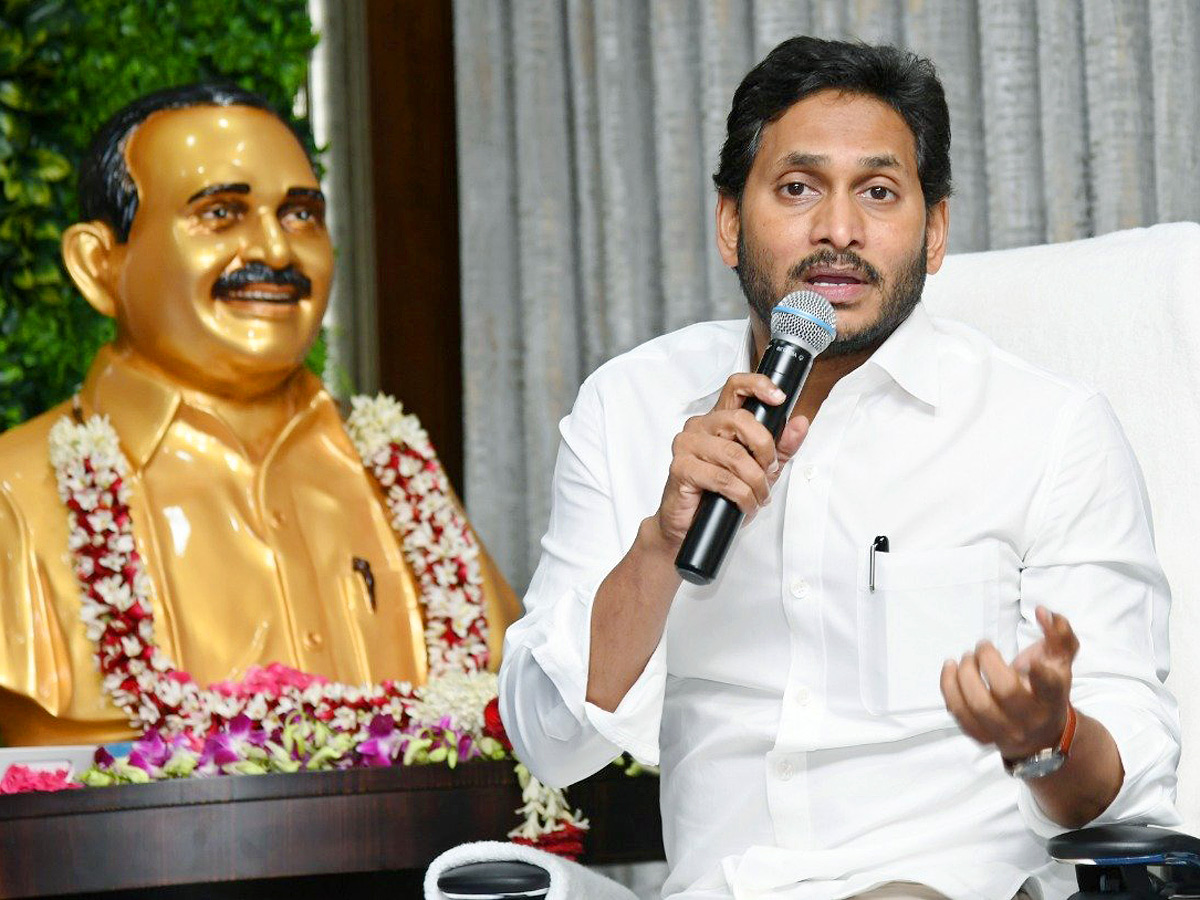 CM Jagan Review on Gadapa Gadapaku Mana Prabhutvam Work Shop - Sakshi6