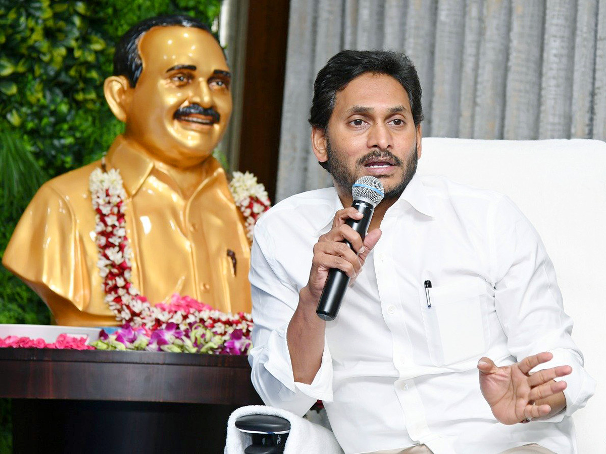 CM Jagan Review on Gadapa Gadapaku Mana Prabhutvam Work Shop - Sakshi7