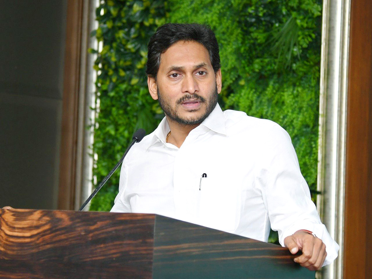 CM Jagan Review on Gadapa Gadapaku Mana Prabhutvam Work Shop - Sakshi8