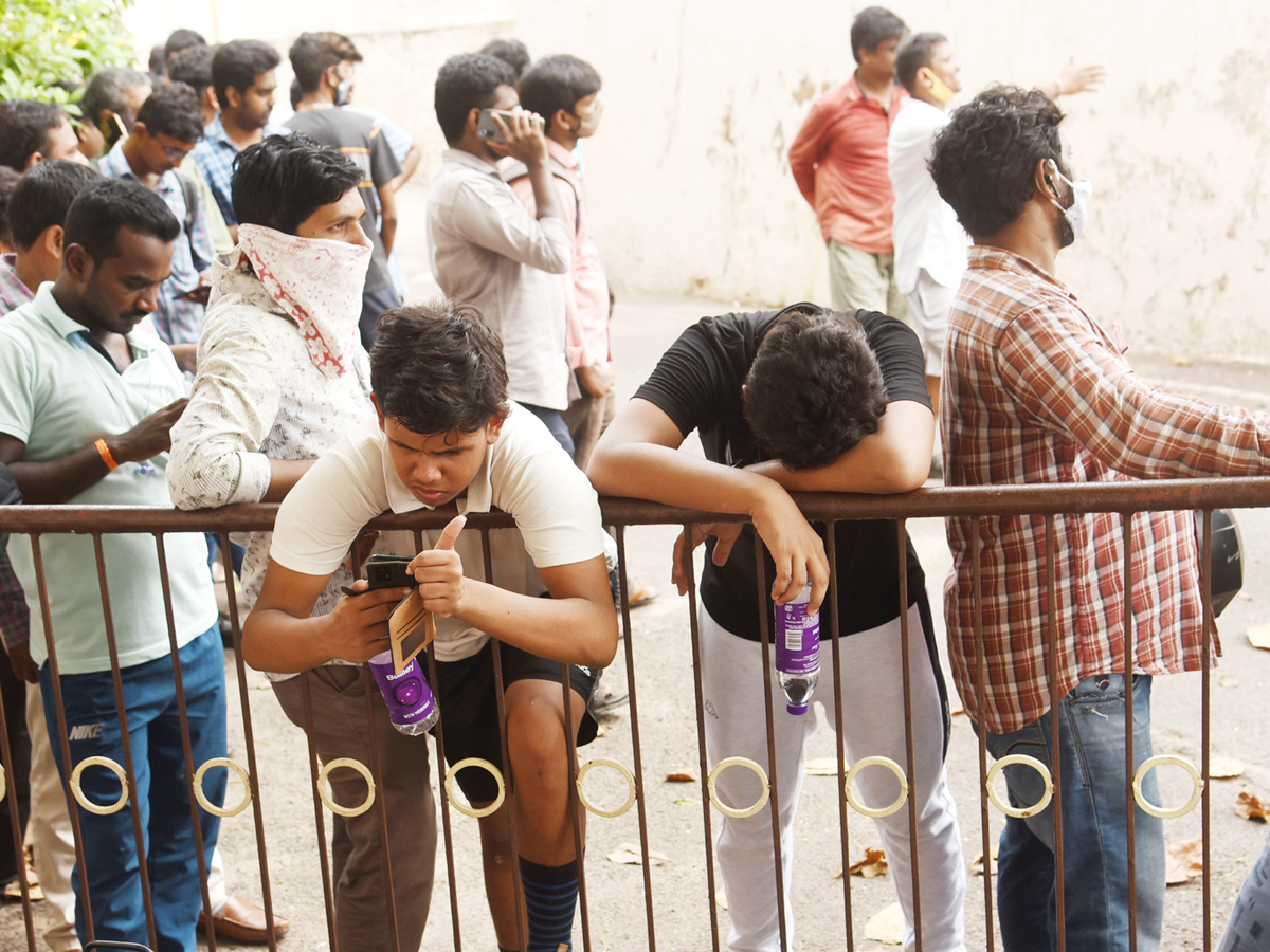 Match Tickets Sell Like Hot Cakes in Vizag Photo Gallery - Sakshi4