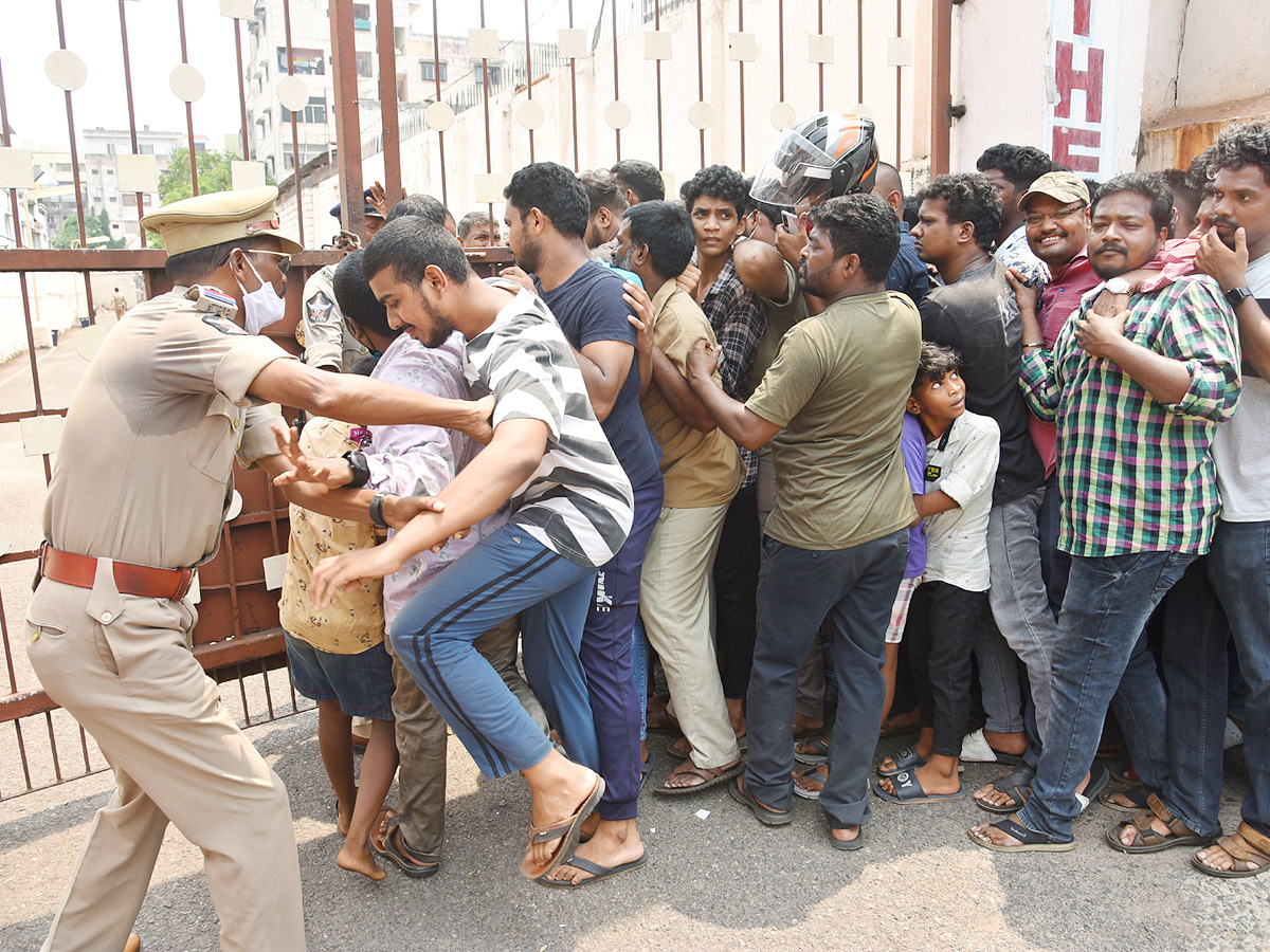 Match Tickets Sell Like Hot Cakes in Vizag Photo Gallery - Sakshi8