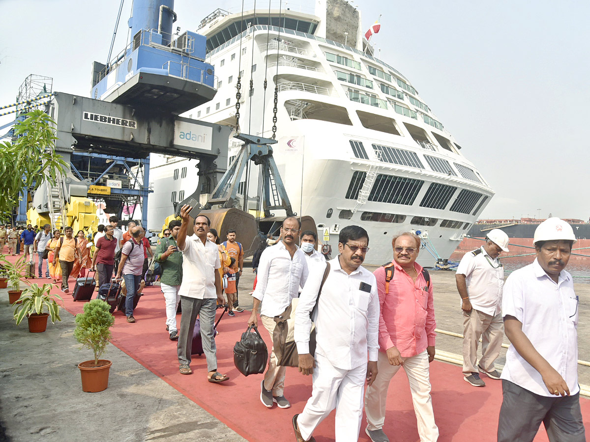 Luxury Ship Cordelia Cruise Arrived In Vizag Photos - Sakshi19