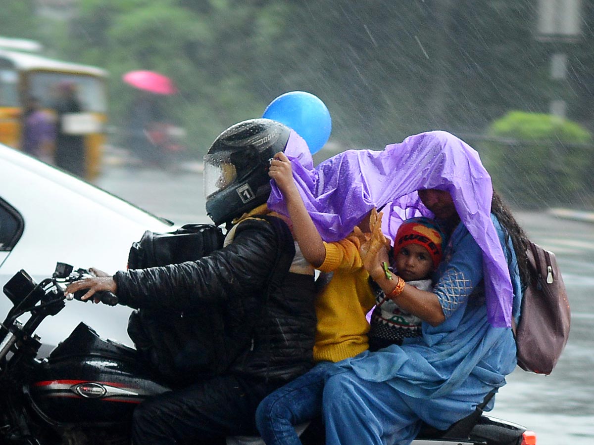 Heavy Rain In Hyderabad Photo Gallery  - Sakshi16