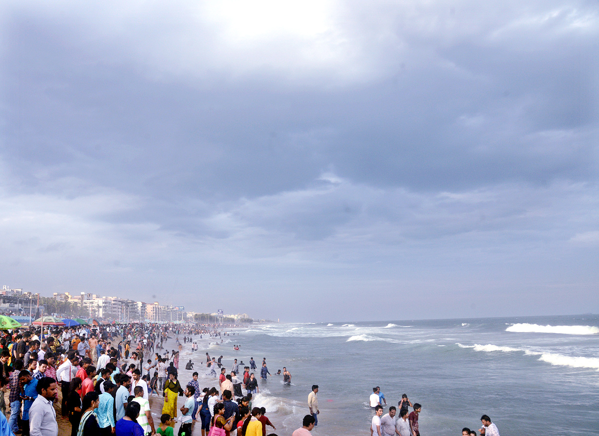 Heavy Rush People Enjoying In RK Beach - Sakshi2