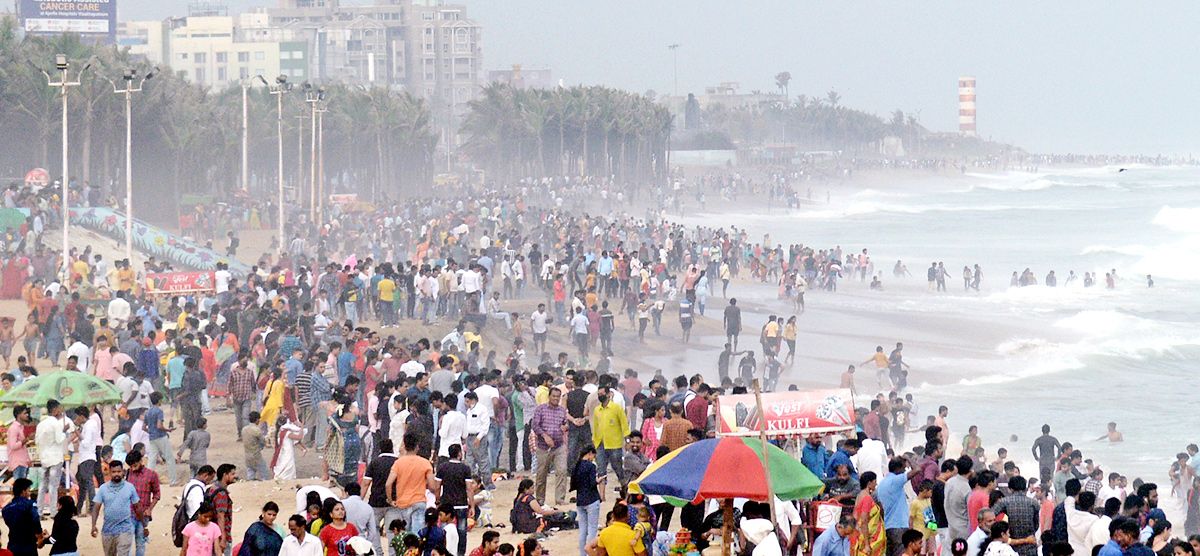 Heavy Rush People Enjoying In RK Beach - Sakshi3