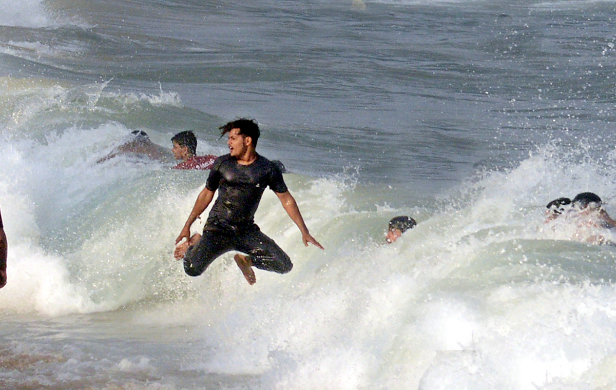 Heavy Rush People Enjoying In RK Beach - Sakshi4