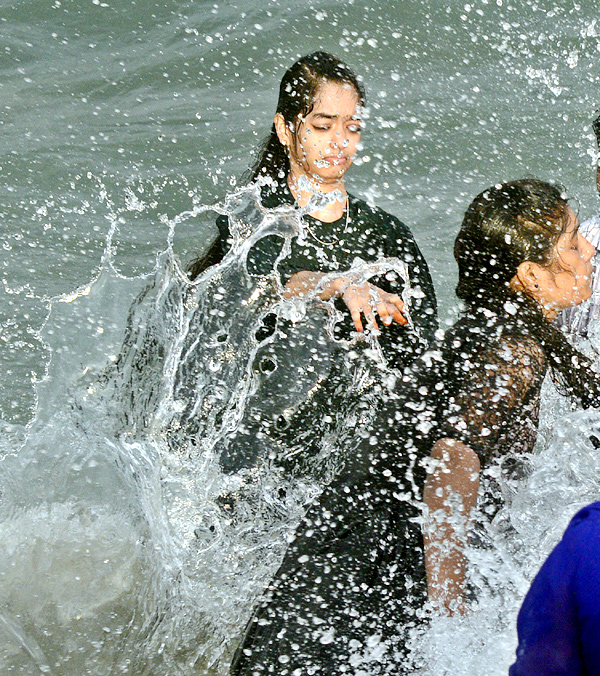 Heavy Rush People Enjoying In RK Beach - Sakshi5