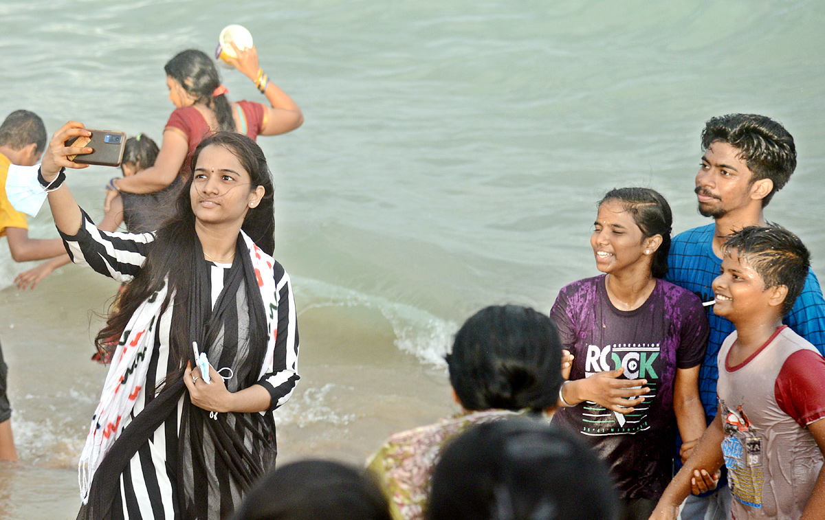 Heavy Rush People Enjoying In RK Beach - Sakshi7