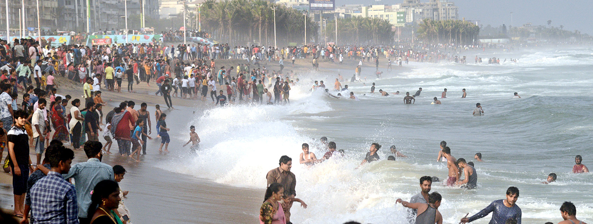 Heavy Rush People Enjoying In RK Beach - Sakshi9