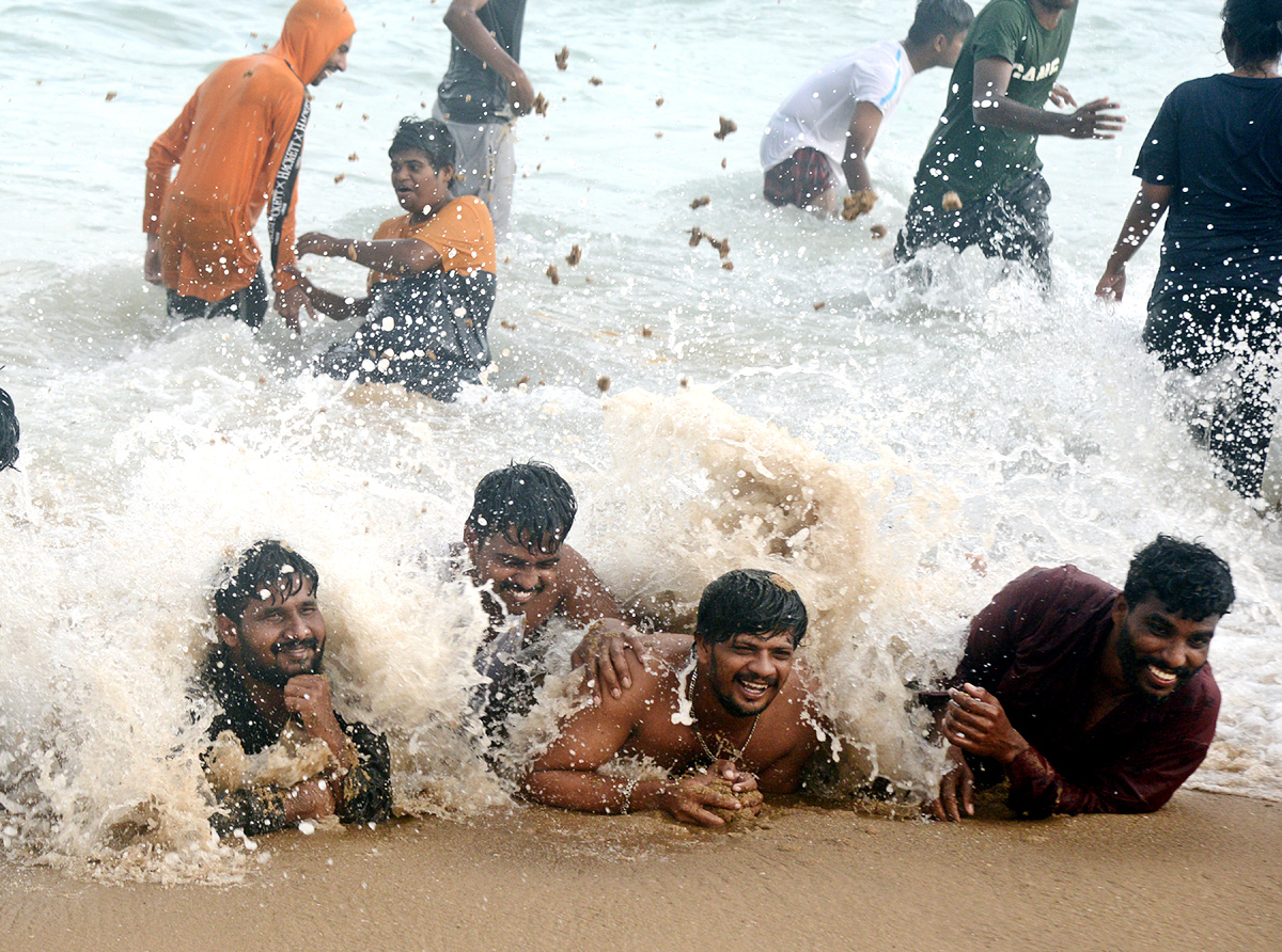 Heavy Rush People Enjoying In RK Beach - Sakshi13