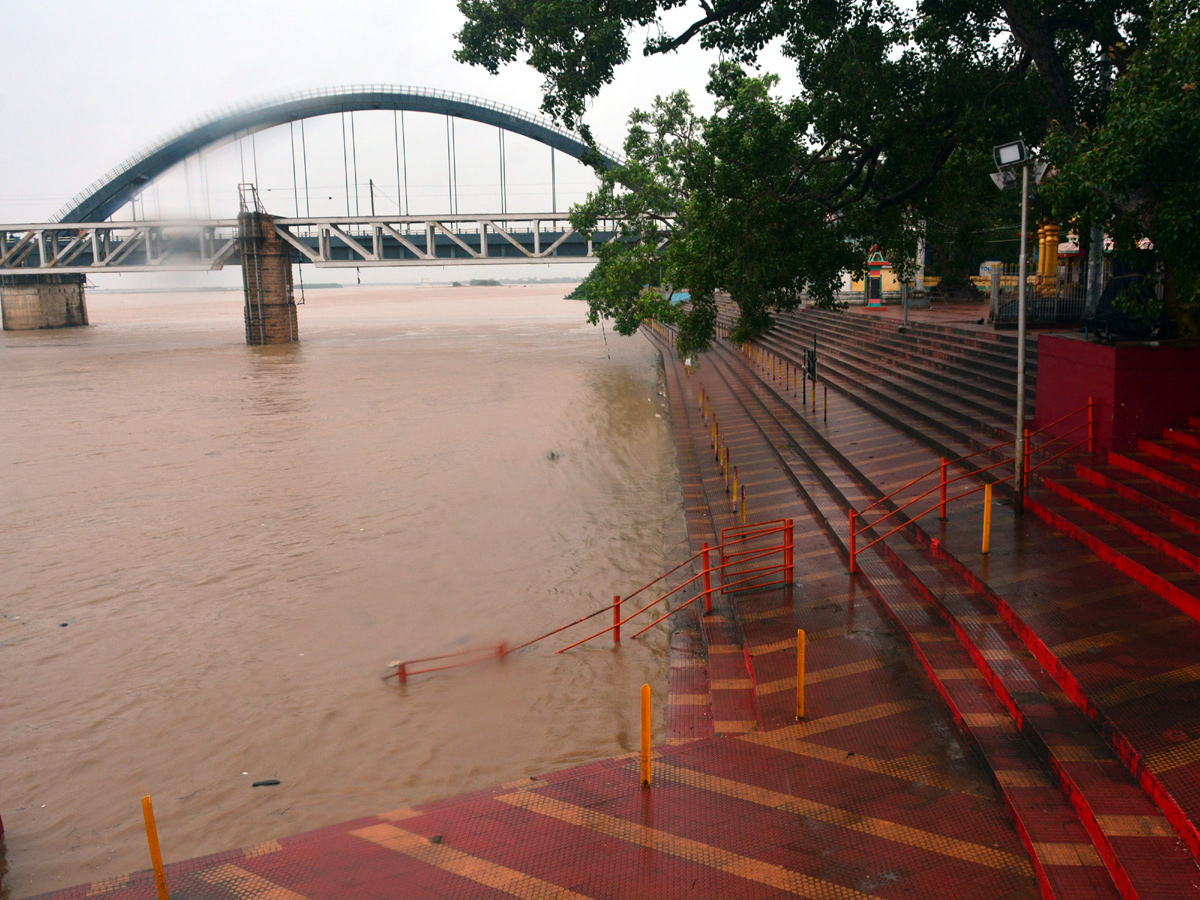 Heavy Floods To Godavari River At Rajahmundry Railway Bridge Photo Gallery - Sakshi2