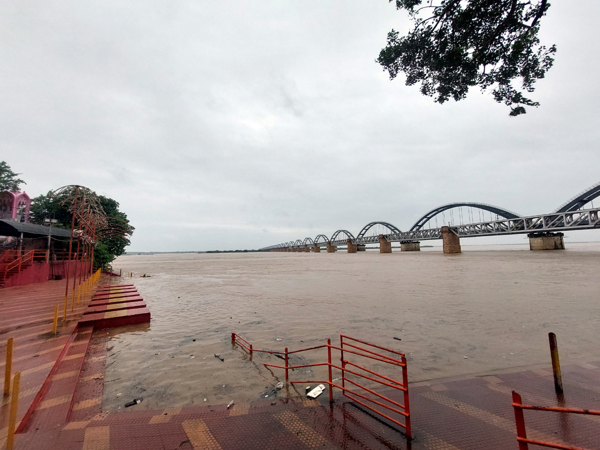 Heavy Floods To Godavari River At Rajahmundry Railway Bridge Photo Gallery - Sakshi11