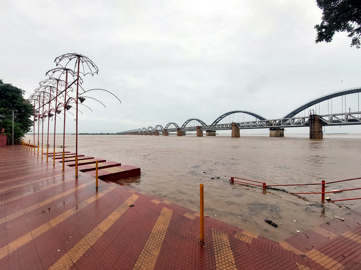 Heavy Floods To Godavari River At Rajahmundry Railway Bridge Photo Gallery - Sakshi12