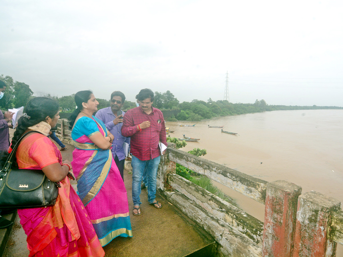 Heavy Floods To Godavari River At Rajahmundry Railway Bridge Photo Gallery - Sakshi14